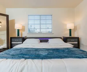 Photo 5 - Not Affected by the Fire/elegant Pasadena Retreat Prime Comfort Awaits