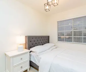 Photo 3 - Not Affected by the Fire/elegant Pasadena Retreat Prime Comfort Awaits
