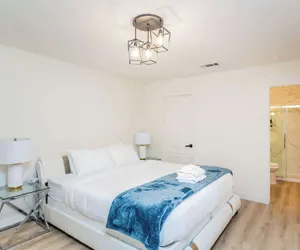 Photo 2 - Not Affected by the Fire/elegant Pasadena Retreat Prime Comfort Awaits