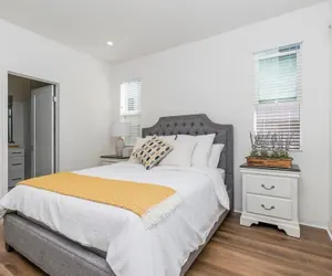 Photo 3 - Private Bedroom With Bathroom Central Location