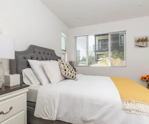 Photo 2 - Private Bedroom With Bathroom Central Location