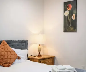 Photo 5 - Comfy Retreat With Yard & Cozy Interiors