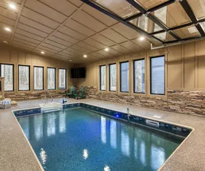 Photo 2 - Indoor Pool Hot Tub Firepit Theater All-season Retreat Kings Crown by Avantstay