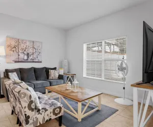 Photo 4 - Amazing 4bdr Near Parks w Pool