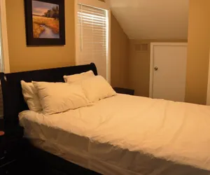 Photo 4 - Charming Apartment With Lake Views: Wifi & Privacy