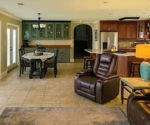 Photo 4 - Luxury Lakefront 4br: Jacuzzi, Game Room & Wi-fi