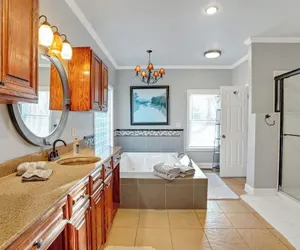 Photo 5 - Luxury Lakefront 4br: Hot Tub, Game Room & Wi-fi