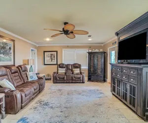 Photo 2 - Luxury Lakefront 4br: Hot Tub, Game Room & Wi-fi