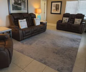 Photo 5 - Luxury Lakefront 4br: Jacuzzi, Game Room & Wi-fi