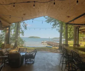 Photo 2 - Luxury Lakefront 4br: Jacuzzi, Game Room & Wi-fi