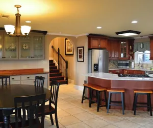 Photo 2 - Luxury Lakefront 4br: Hot Tub, Game Room & Wi-fi