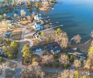 Photo 4 - Luxury Lakefront 4br: Hot Tub, Game Room & Wi-fi