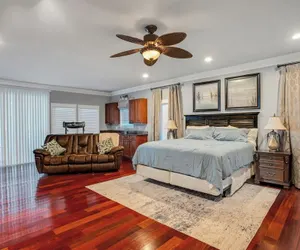 Photo 2 - Luxury Lakefront 4br: Hot Tub, Game Room & Wi-fi