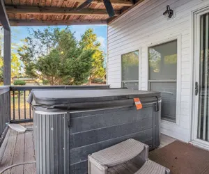 Photo 3 - Luxury Lakefront 4br: Hot Tub, Game Room & Wi-fi