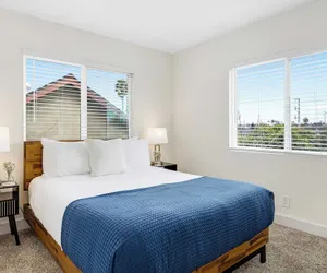 Photo 4 - Pool, Hot Tub & Outdoor Lounge Near Beaches & Downtown Bridge