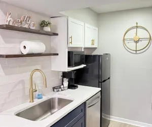 Photo 5 - NEW Central Buckhead Apt Atlanta Gem