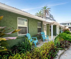 Photo 4 - Stones Throw Beachside Bungalow 1 ON THE Beach