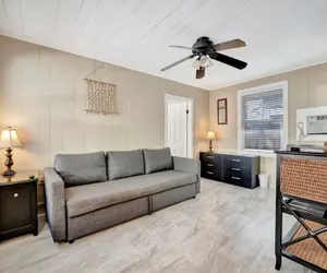 Photo 3 - Stones Throw Beachside Bungalow 1 ON THE Beach