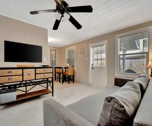 Photo 3 - Stones Throw Beachside Bungalow 1 ON THE Beach