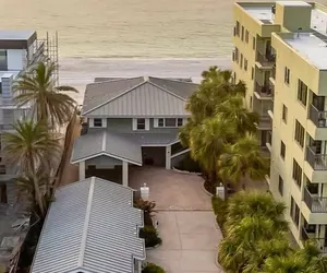 Photo 5 - Stones Throw Beachside Bungalow 1 ON THE Beach