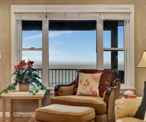 Photo 3 - Stones Throw Beachfront Premier Suite 4 Views