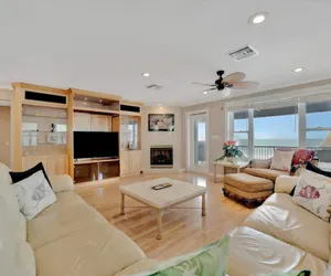 Photo 2 - Stones Throw Beachfront Premier Suite 4 Views