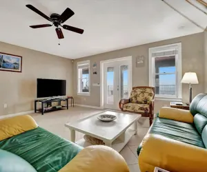 Photo 5 - Stones Throw Beachfront Family Suite 3 Views