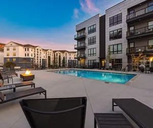 Photo 2 - Prime Walkable Midtown Location Pool Gym Outlaw s Den by Avantstay