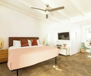 Photo 4 - 2 Rooms, Sleeps 8 Retro Hotel w/ Pool Wesley King Studio Buyout by Avantstay