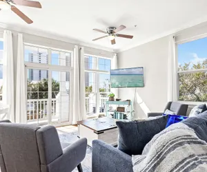 Photo 2 - Sailors Cove: 5-bedroom, 4.5 Baths, Sleeps 12! Steps Away From the Beach!