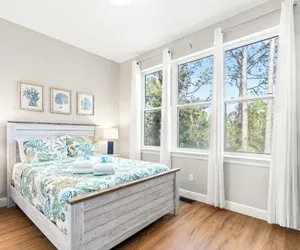 Photo 5 - Sailors Cove: 5-bedroom, 4.5 Baths, Sleeps 12! Steps Away From the Beach!