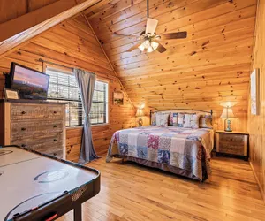 Photo 5 - Bear Hideaway Cozy 3BR Cabin