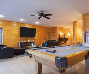 Photo 5 - Pinnacle Chalet by Avantstay Luxury Cabin w/ Panoramic Views, Fireplace & Game Room