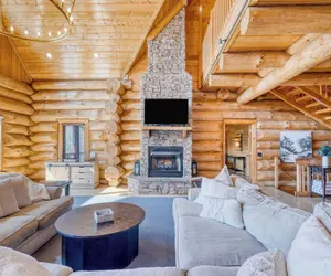 Photo 4 - Pinnacle Chalet by Avantstay Luxury Cabin w/ Panoramic Views, Fireplace & Game Room