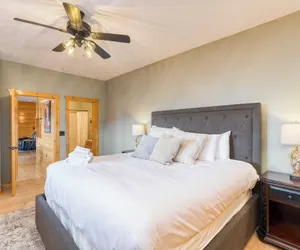 Photo 2 - Pinnacle Chalet by Avantstay Luxury Cabin w/ Panoramic Views, Fireplace & Game Room