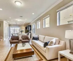 Photo 5 - Gorgeous 5Bd w Private Pool Windsor Westside 8893