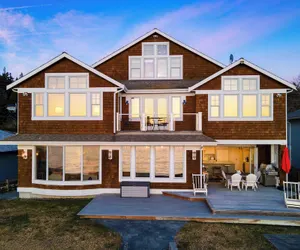 Photo 2 - Waterfront 4bdr w/ Deck, Stunning Views, Fire Pit Cedar Street by Avantstay