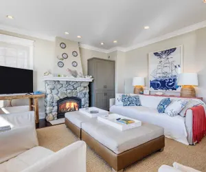 Photo 5 - Waterfront 4bdr w/ Deck, Stunning Views, Fire Pit Cedar Street by Avantstay