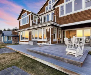 Photo 2 - Waterfront 4bdr w/ Deck, Stunning Views, Fire Pit Cedar Street by Avantstay