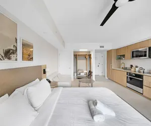 Photo 4 - Skyline Chic Downtown Studio Getaway