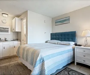 Photo 2 - Beachfront Bliss Cozy Studio!