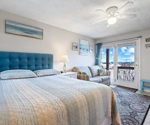 Photo 5 - Beachfront Bliss Cozy Studio!
