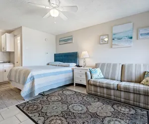 Photo 3 - Beachfront Bliss Cozy Studio!