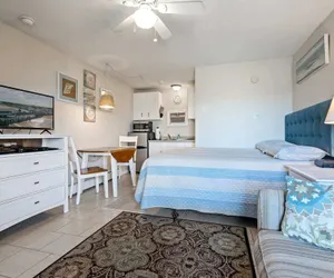 Photo 3 - Beachfront Bliss Cozy Studio!
