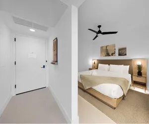 Photo 3 - Chic Downtown Retreat 1BR Apartment