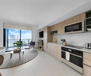 Photo 5 - Chic Downtown Retreat 1BR Apartment