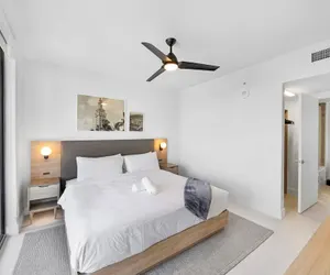 Photo 2 - Downtown Haven Sleek 1-BR with Vistas