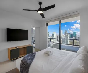 Photo 3 - Downtown Haven Sleek 1-BR with Vistas