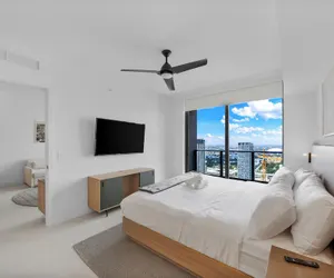 Photo 5 - Skyline Retreat Chic 1-BR with City View