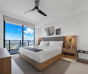 Photo 3 - Skyline Retreat Chic 1-BR with City View